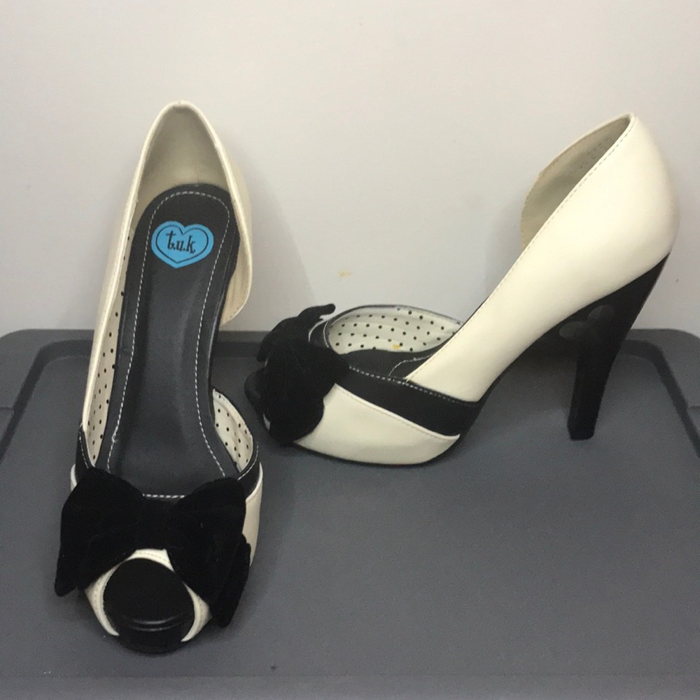 TUK cream/black Bow D’ors Heel. Size 6